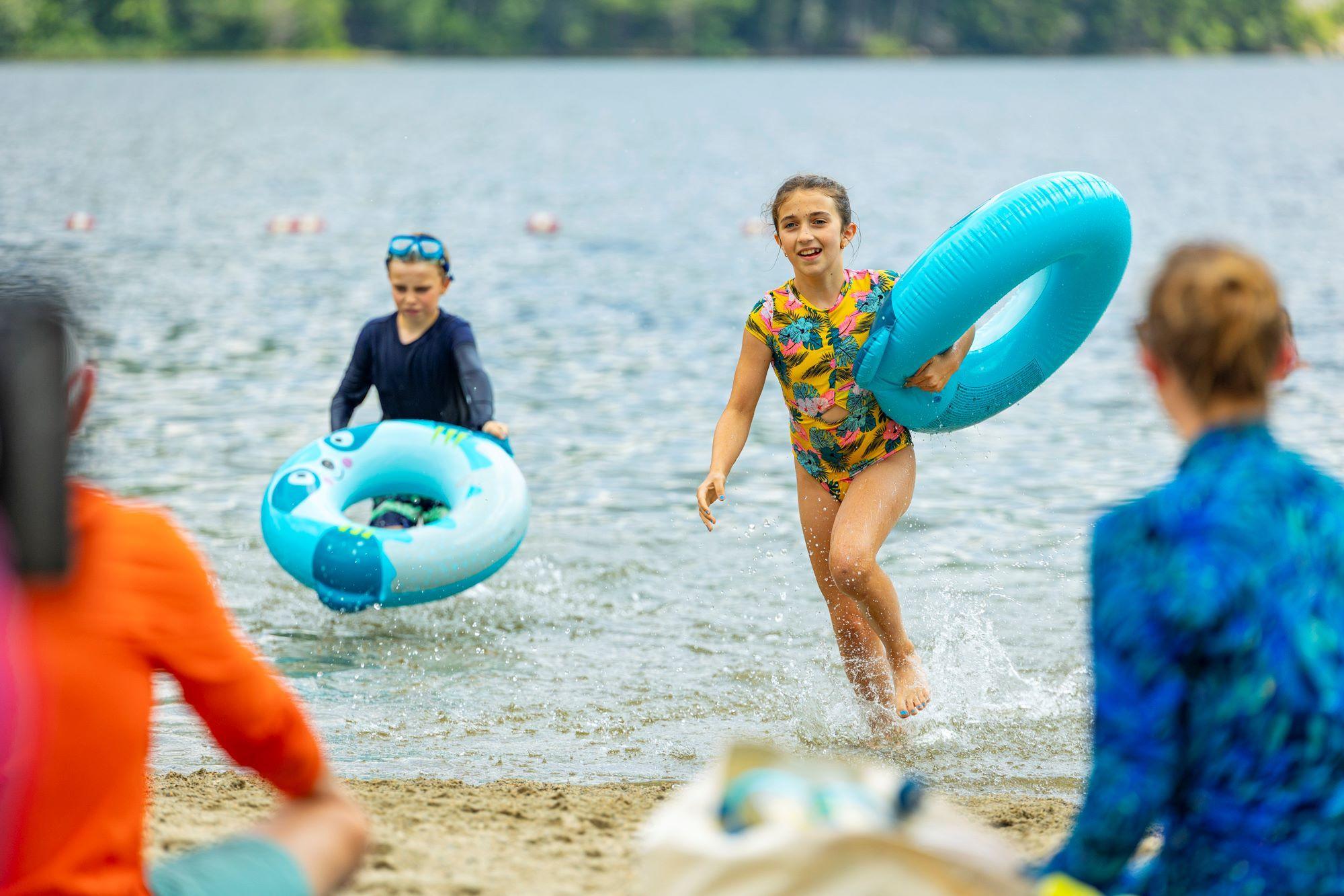 Kids play in the water with tubes